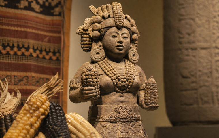 Representación editorial de Chicomecóatl, deidad mexica vinculada al maíz y al sustento