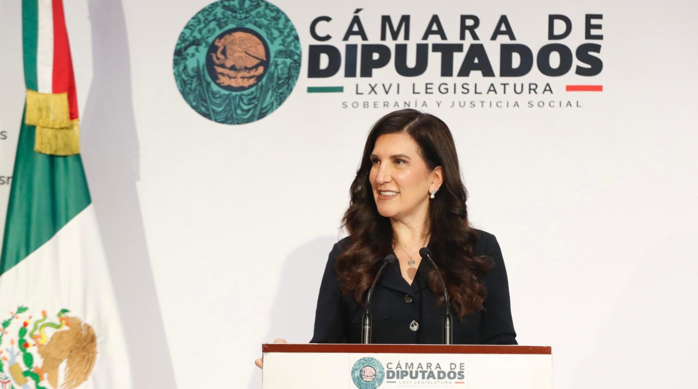 Kenia López Rabadán durante una conferencia en la Cámara de Diputados