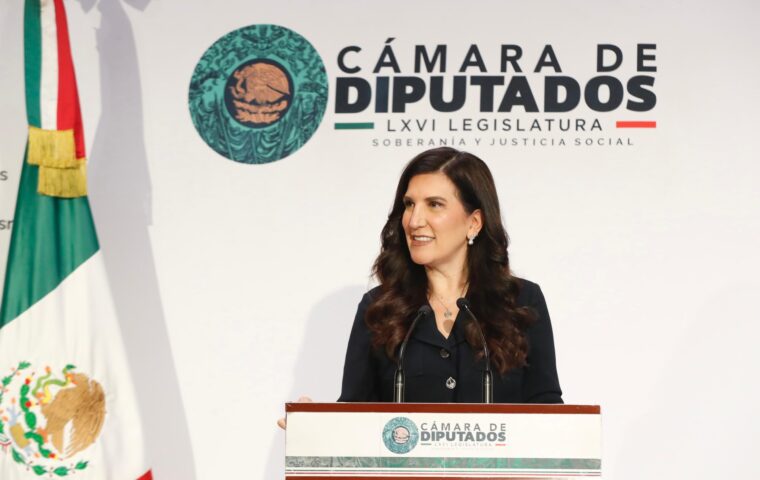 Kenia López Rabadán durante una conferencia en la Cámara de Diputados