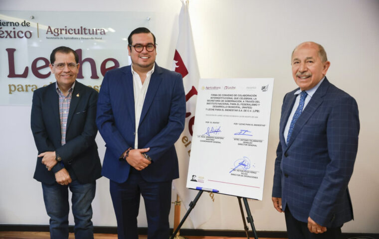 Funcionarios muestran el convenio de colaboración de Leche para el Bienestar e Inafed