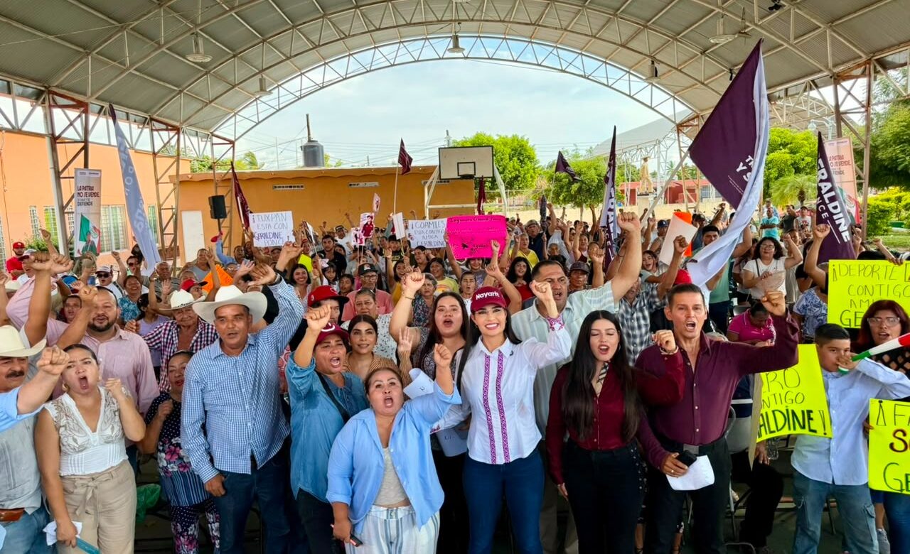 Geraldine Ponce junto a campesinos y productores durante una asamblea en Nayarit