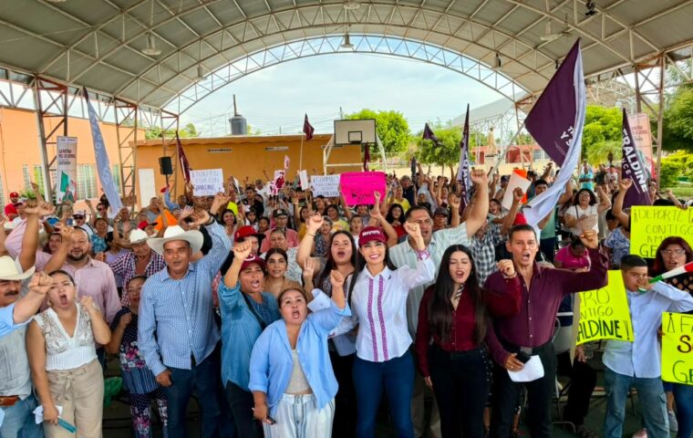 Geraldine Ponce junto a campesinos y productores durante una asamblea en Nayarit