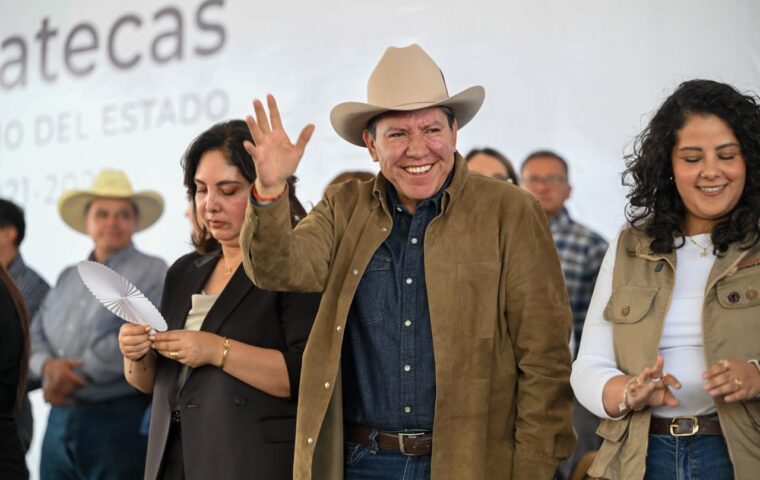 David Monreal saluda durante el foro de programas sociales en Fresnillo
