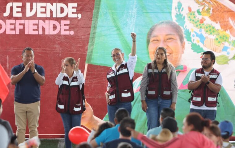 Vero Díaz levanta el brazo durante asamblea de Morena en Apozol
