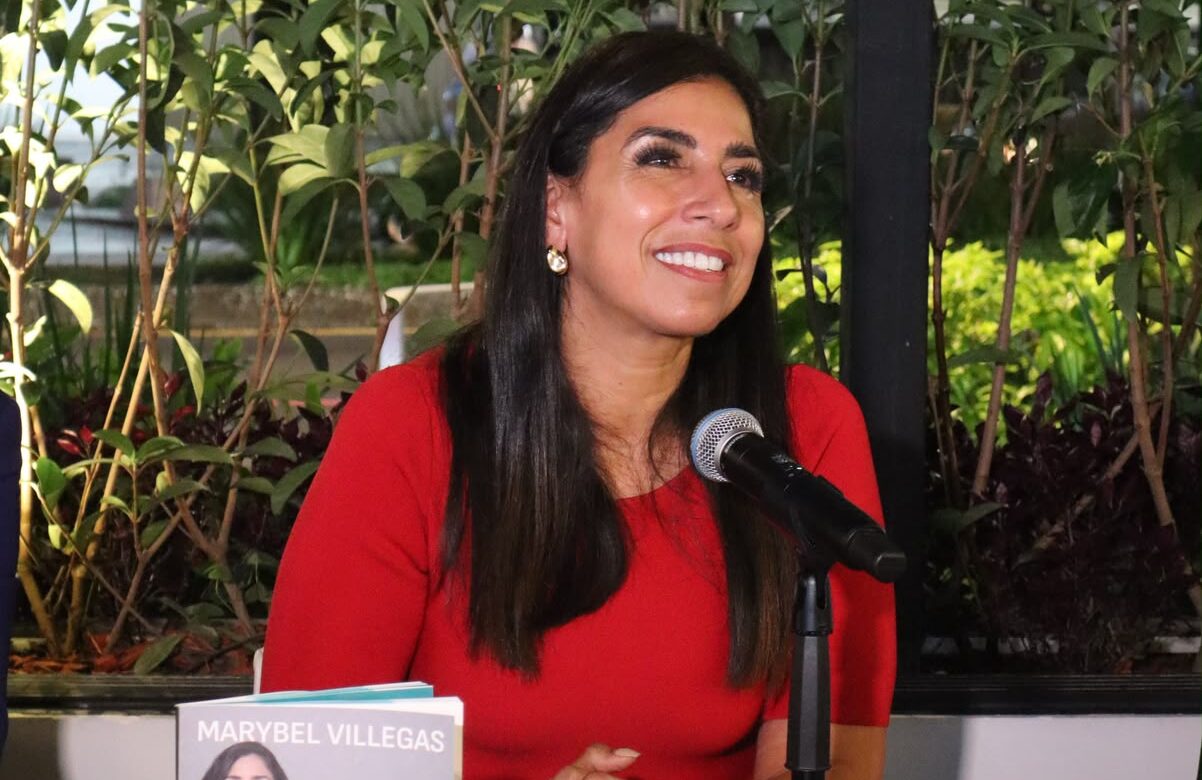 Marybel Villegas conversa durante la presentación de Futuro, el Quintana Roo que sueño