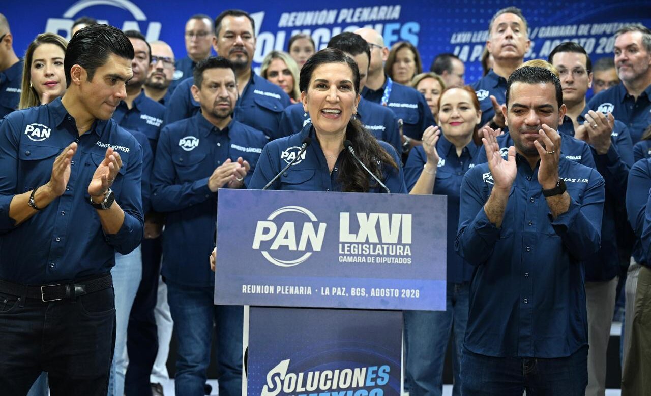 Kenia López Rabadán durante su mensaje ante integrantes del PAN en La Paz