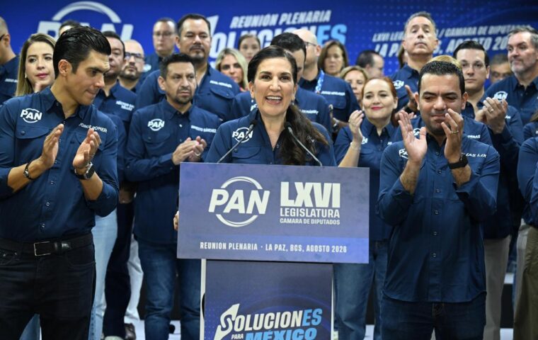 Kenia López Rabadán durante su mensaje ante integrantes del PAN en La Paz