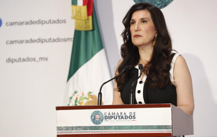 Kenia López Rabadán en conferencia desde la Cámara de Diputados