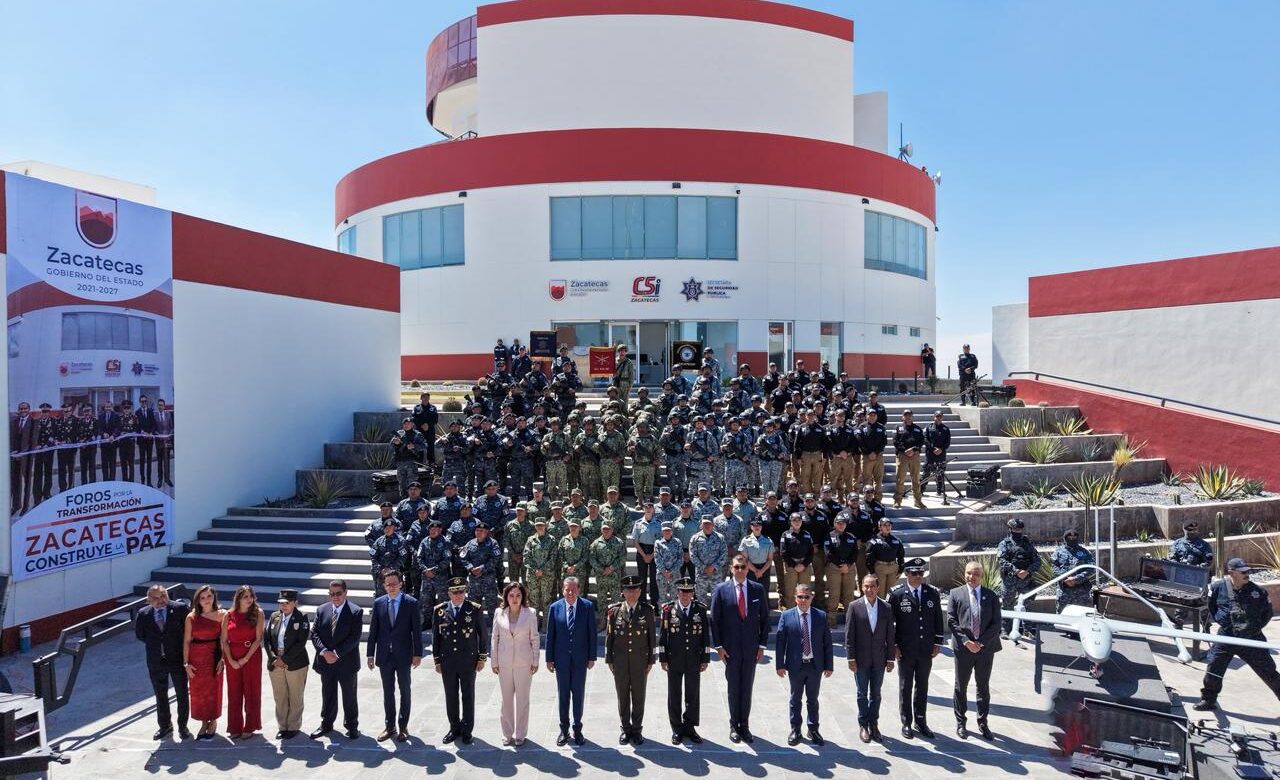 Elementos de seguridad y personal policial reunidos frente al C5i de Zacatecas durante un foro por la paz