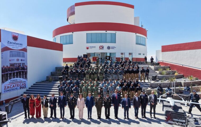 Elementos de seguridad y personal policial reunidos frente al C5i de Zacatecas durante un foro por la paz