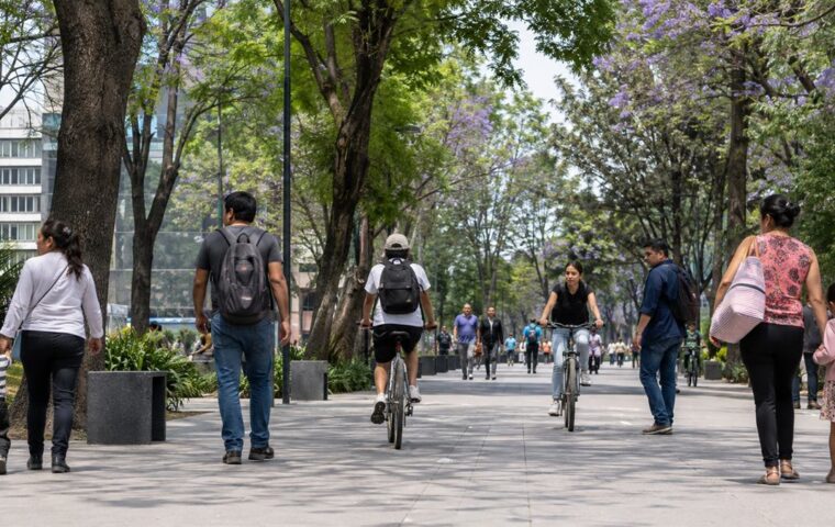 Familias y peatones comparten una plaza pública arbolada en la Ciudad de México