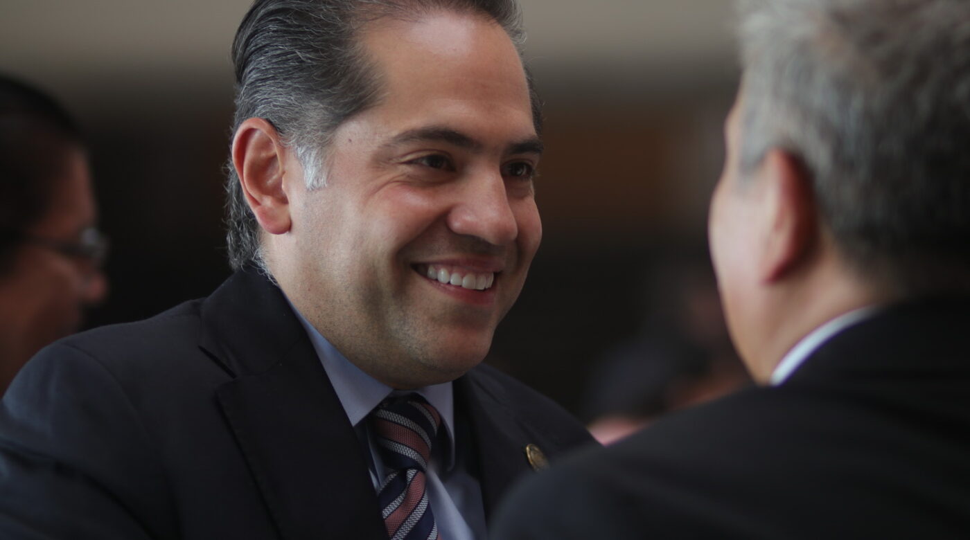 Raúl Bolaños-Cacho Cué conversa con representantes de medios.