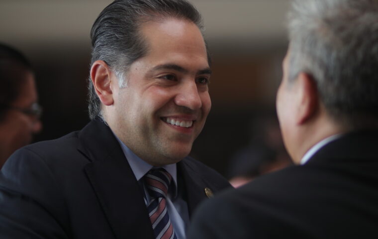 Raúl Bolaños-Cacho Cué conversa con representantes de medios.