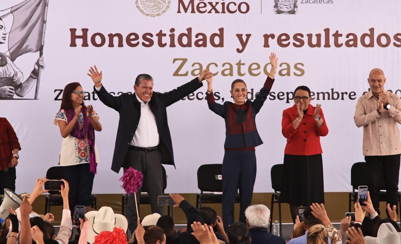 Claudia Sheinbaum y David Monreal saludan a asistentes en la Plaza de Armas de Zacatecas