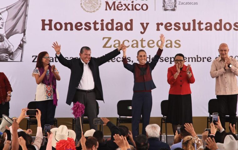 Claudia Sheinbaum y David Monreal saludan a asistentes en la Plaza de Armas de Zacatecas