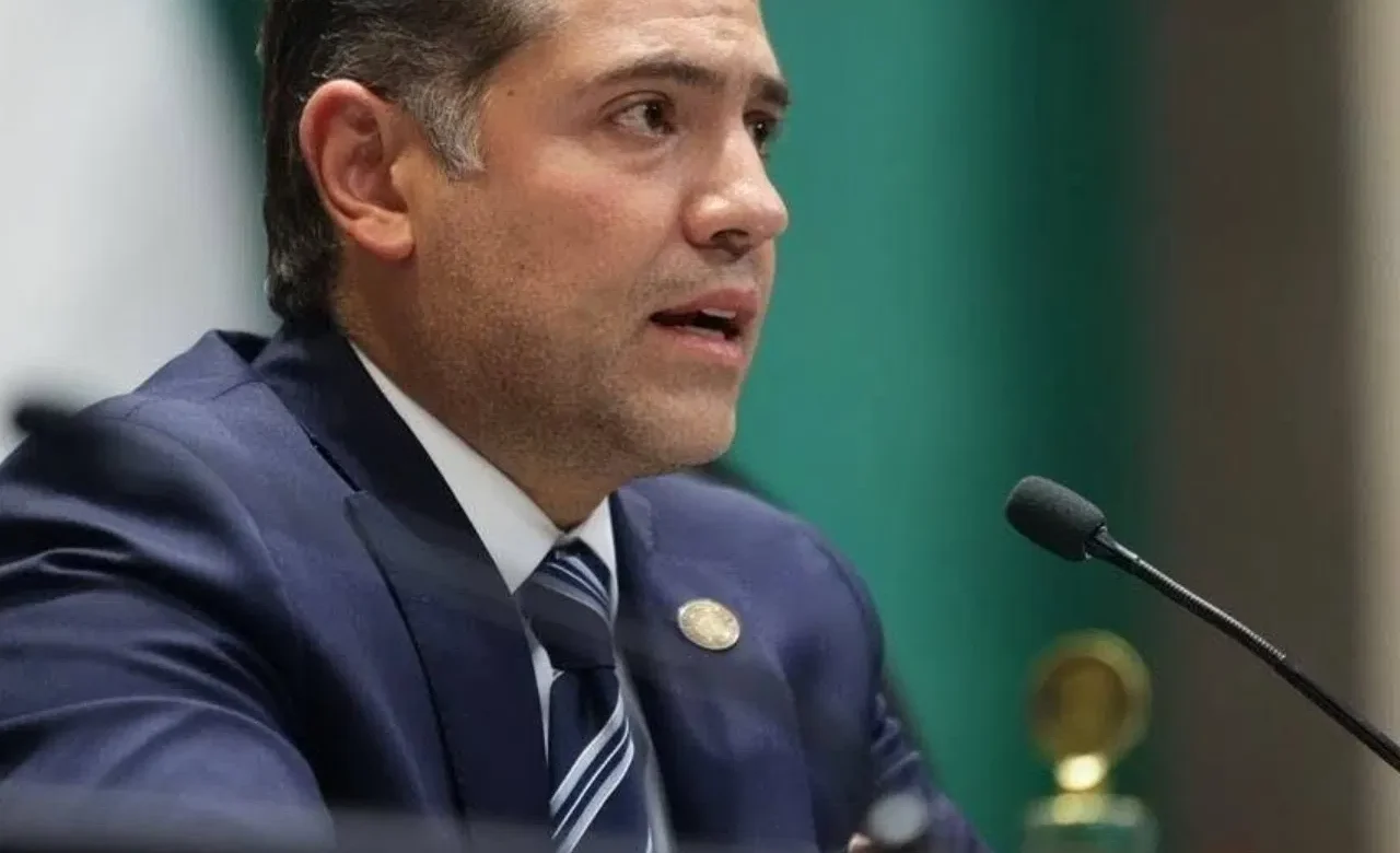 Raúl Bolaños-Cacho Cué participa en una sesión legislativa frente a un micrófono